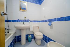 Kúpeľňa v ubytovaní Menorca Duplex Javea Montanar II by Rock Rentals