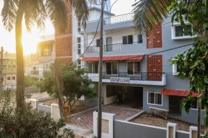 un condominio con balcone e palme di Tavāsmi a Puri