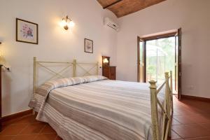 een slaapkamer met een groot bed in een kamer bij Antichi Palmenti - Corbezzolo in San Vincenzo