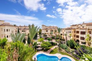 une vue aérienne d'un complexe hôtelier avec piscine dans l'établissement Villa Gadea 6-2, à Altea