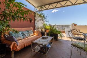 un soggiorno con divano su un patio di Mirador del Sur Penthouse & SunSet - Free Parking a Jerez de la Frontera