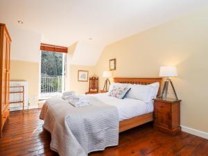 a bedroom with a bed and a window at 1 The Lane in Chipping Norton