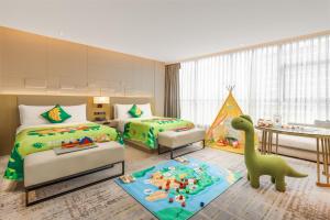 una camera da letto per bambini con un dinosauro giocattolo al centro di Chengdu Marriott Hotel Financial Centre a Chengdu