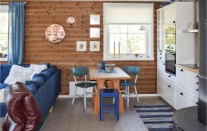 ein Wohnzimmer mit einem blauen Sofa und einem Tisch in der Unterkunft 4 Bedroom Lovely Home In Treungen in Treungen