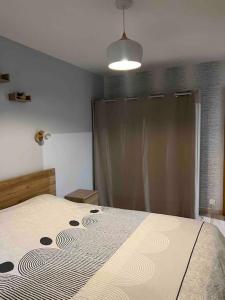een slaapkamer met een bed en een douche. bij Maison entre ville et montagne in Valdoie