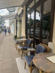 - une rangée de tables et de chaises à l'extérieur d'un restaurant dans l'établissement Hotel Lübecker Hof, à Lunebourg