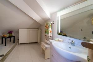 La salle de bains est pourvue d'un lavabo et d'un miroir. dans l'établissement B&B gigi, à Bénévent