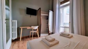 una camera da letto con un letto con due asciugamani sopra di Locanda Al Volo Tor Bandena a Trieste Altre 59 foto