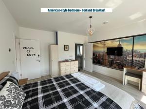 1 dormitorio con cama y ventana grande en B&B and Cottage Rental "Mon Petit Cottage" en Bunclody