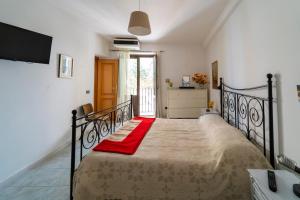 Un dormitorio con una cama con una manta roja. en B&B gigi en Benevento