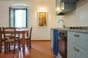 een keuken met een tafel en een eetkamer bij Antichi Palmenti - Rosmarino in San Vincenzo