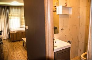 Ένα μπάνιο στο Blue like Orange with balcony