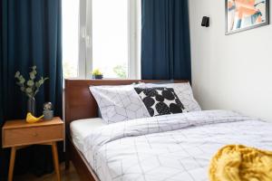 Łóżko lub łóżka w pokoju w obiekcie Modernizmo by 3City Rentals