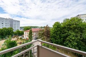 Apartament z balkonem z widokiem na miasto w obiekcie Modernizmo by 3City Rentals w mieście Gdynia