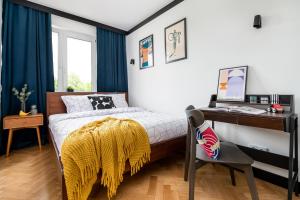 En eller flere senge i et værelse på Modernizmo by 3City Rentals