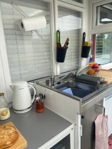 Kuchyň nebo kuchyňský kout v ubytování Barrow Harbour studio apartment