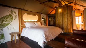 Posteľ alebo postele v izbe v ubytovaní Lala Mukha Tented Resort Khao Yai