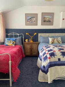 een slaapkamer met 2 bedden en een tafel met lampen bij Barrow Harbour studio apartment in Tralee