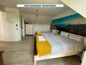 um quarto com uma cama com uma colcha amarela e branca em B&B and Cottage Rental "Mon Petit Cottage" em Bunclody