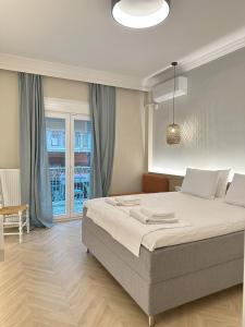 een slaapkamer met een groot bed in een kamer bij Apartment in the center of Agia Sophia in Thessaloniki