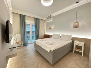 een slaapkamer met een bed en een tv. bij Apartment in the center of Agia Sophia in Thessaloniki