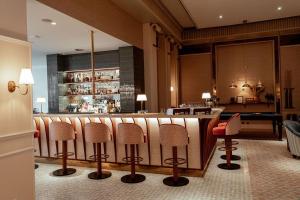 un bar dans un restaurant avec des chaises et un comptoir de bar dans l'établissement Marienlyst Strandhotel, à Elseneur