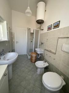 A bathroom at Heidi's Apartment