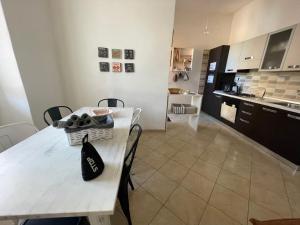 A kitchen or kitchenette at Heidi's Apartment
