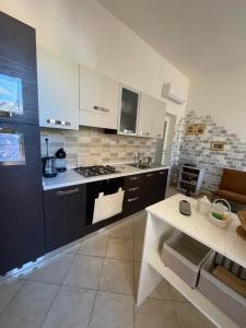 A kitchen or kitchenette at Heidi's Apartment
