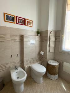 A bathroom at Heidi's Apartment