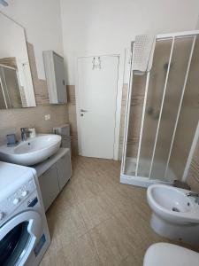 A bathroom at Heidi's Apartment
