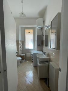 A bathroom at Heidi's Apartment