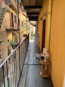 einen Balkon mit einem Tisch und einer Lampe in der Unterkunft The Prince of the Old Town Masserano in Masserano