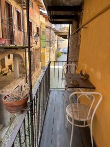 porche con mesa y sillas en el balcón en The Prince of the Old Town Masserano, en Masserano
