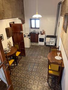 uma cozinha com mesa e cadeiras num quarto em The Prince of the Old Town Masserano em Masserano