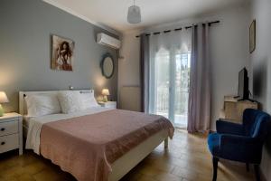 1 dormitorio con 1 cama, 1 silla y 1 ventana en Anastasios Holiday Home, en Gazátika