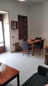 Agios Vlasios的住宿－The house of ZORBAS，客厅配有木桌和椅子