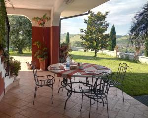 un tavolo e sedie su un patio con vista di Sunny Hill's Home a Monterotondo