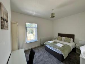 een slaapkamer met een bed en een raam bij 4 bed house off Norton village in Stockton-on-Tees