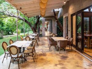 Mbano Manor Hotel Victoria Falls餐厅或其他用餐的地方