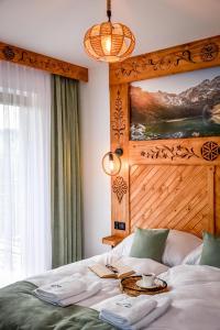 1 dormitorio con 1 cama con cabecero de madera en Cicha Woda 300 m od Gorący Potok i Termy Szaflary, en Szaflary