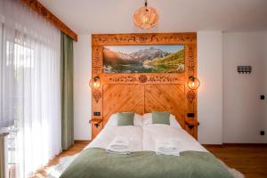 1 dormitorio con 1 cama grande y cabecero de madera en Cicha Woda 300 m od Gorący Potok i Termy Szaflary, en Szaflary