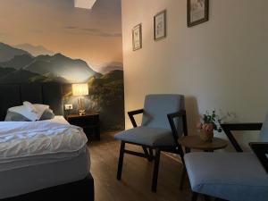 Un pat sau paturi într-o cameră la Hotel Neda Galichnik
