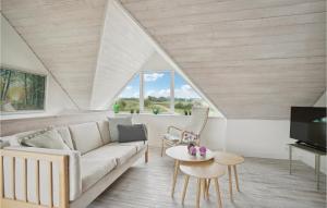 uma sala de estar com um sofá e uma mesa em Gorgeous Home In Snedsted With House A Panoramic View em Snedsted