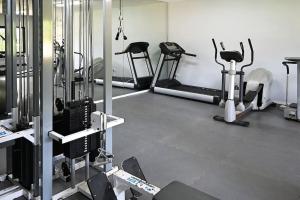 Fitness centrum a/nebo fitness zařízení v ubytování Apartment with large terrace, pool view & gym