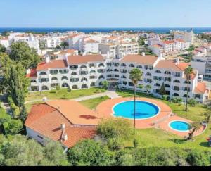 een luchtzicht op een resort met een zwembad bij Apartment Yulya in Albufeira