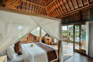 Кровать или кровати в номере SUNSHINE VILLAS UBUD