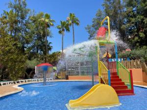 - Piscina con parque acuático y tobogán en Aparthotel SunClub Salou en Salou