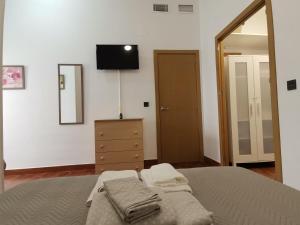 1 dormitorio con 1 cama con tocador y espejo en Coquina 10 Apartamento, en Punta Umbría