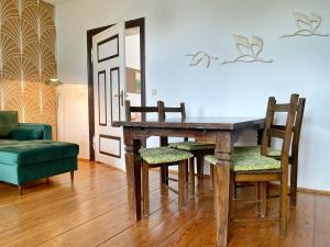 - une salle à manger avec une table et des chaises en bois dans l'établissement Ferienwohnung am Nationalpark, à Sassnitz